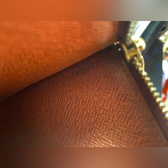 ⚜️LV: Monogram Sarah Wallet • Date Code: TH0021 - Picture 11 of 14